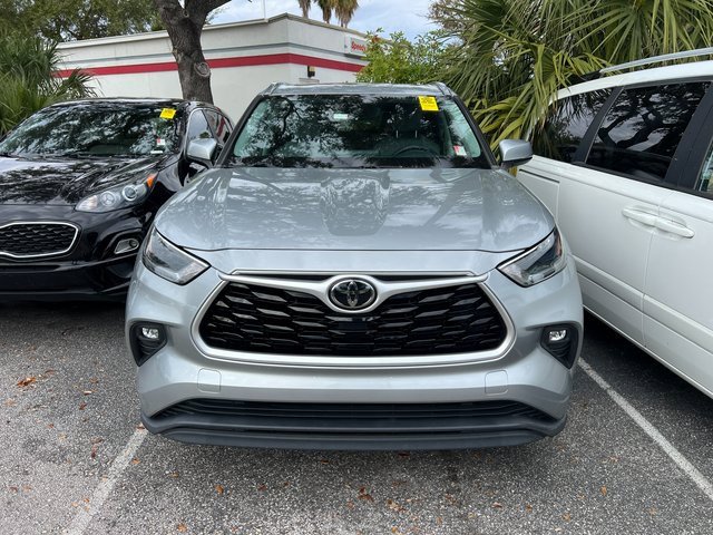 Used 2021 Toyota Highlander XLE image 3