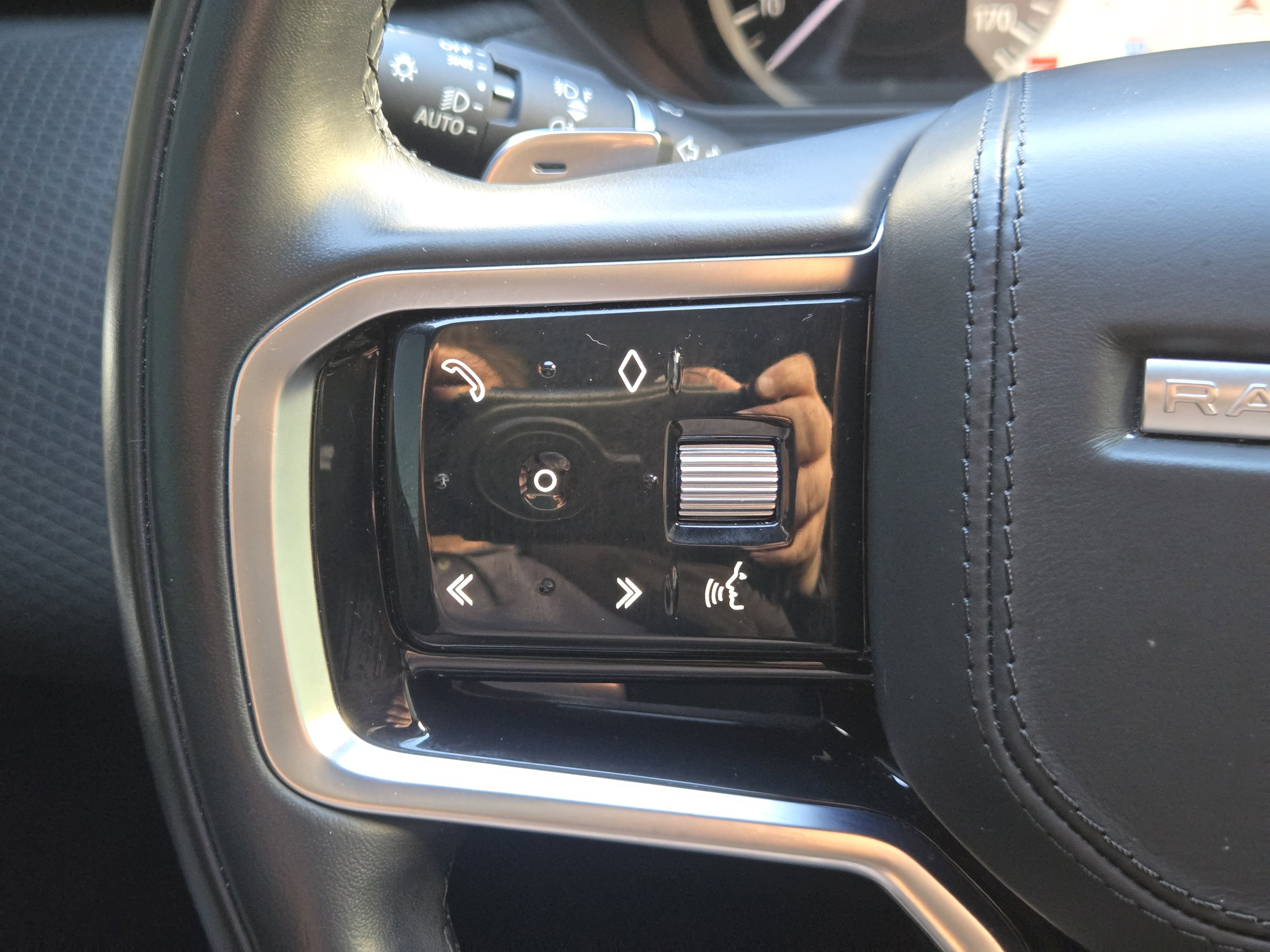 Used 2023 Land Rover Range Rover Velar R-Dynamic S image 31