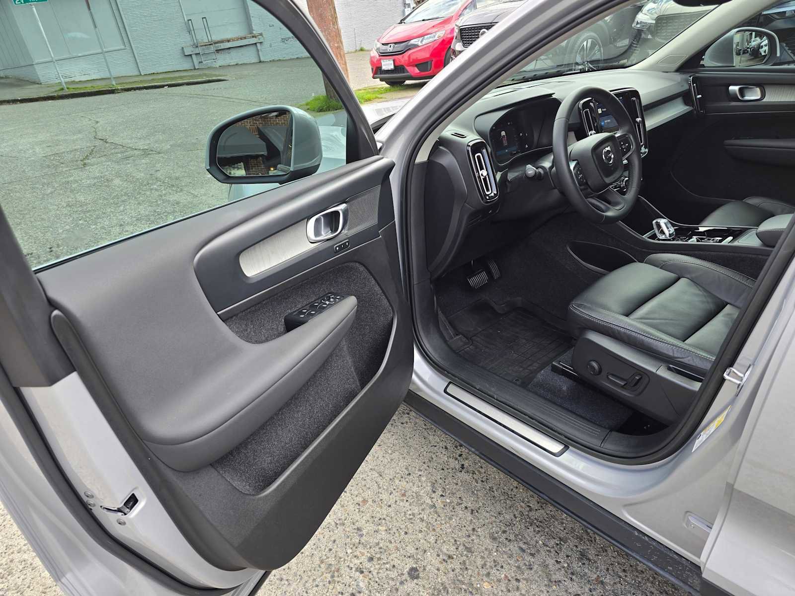 Certified 2023 Volvo XC40 B5 Plus w/ Protection Package Premier image 19