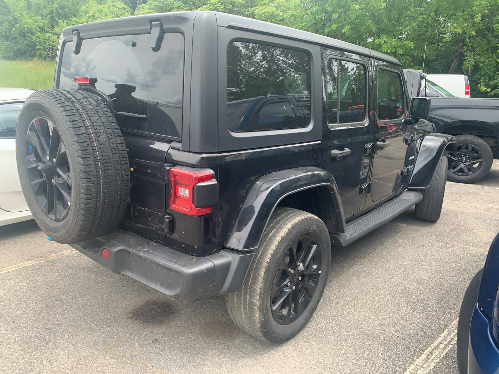 Used 2023 Jeep Wrangler Unlimited Sahara w/ Cold Weather Group AWD/4WD image 3