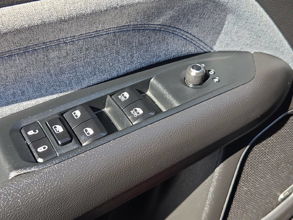 Used 2025 Jeep Compass Latitude w/ Sun & Sound Group AWD/4WD image 13