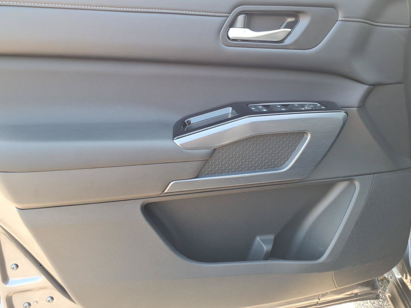 Used 2025 Nissan Pathfinder SL AWD/4WD image 14