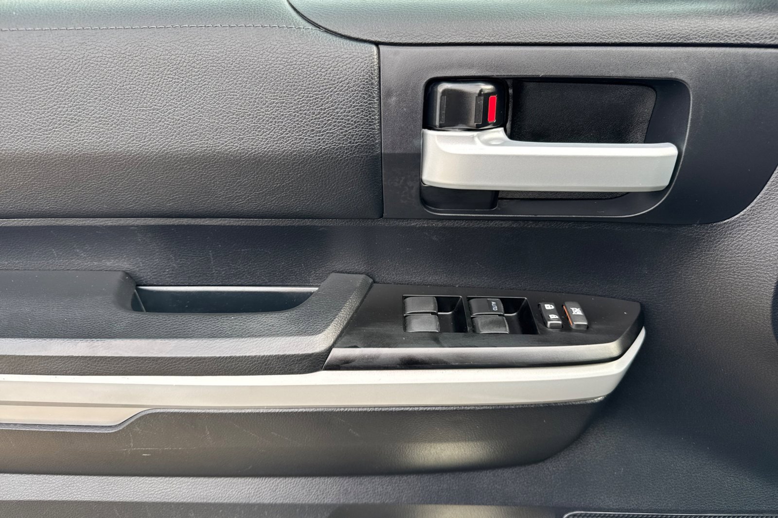 Used 2018 Toyota Tundra SR5 w/ SR5 Upgrade Package image 12