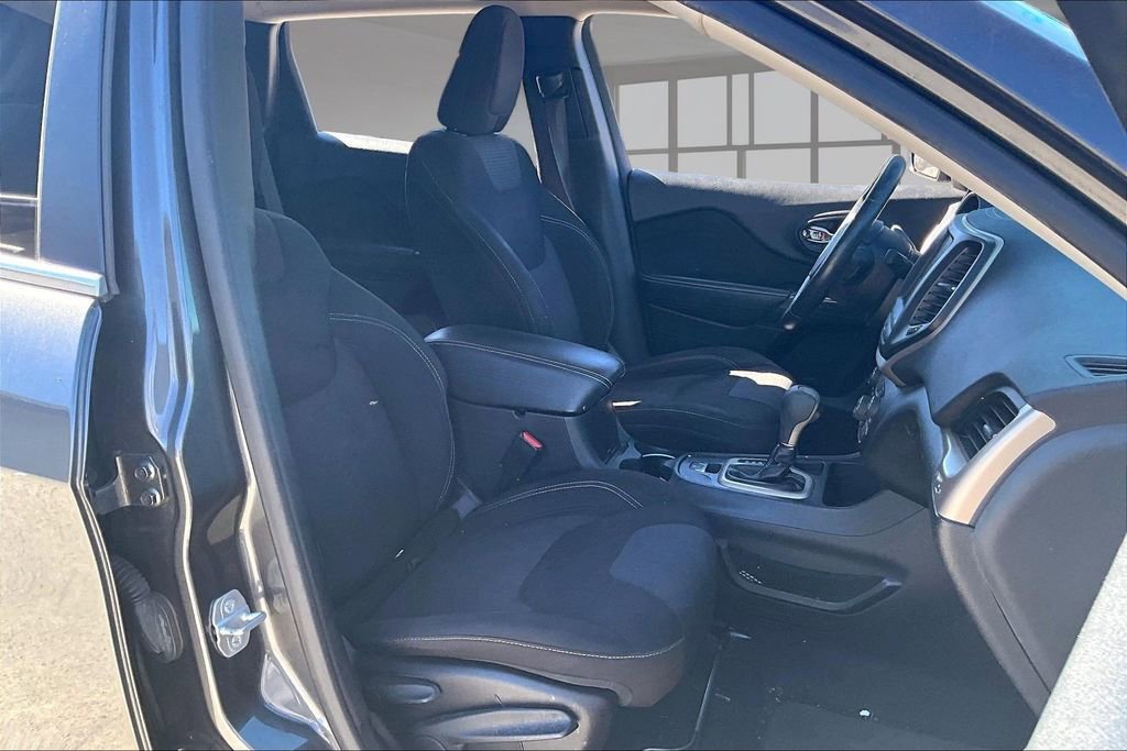 Used 2015 Jeep Cherokee Latitude w/ Comfort/Convenience Group image 28