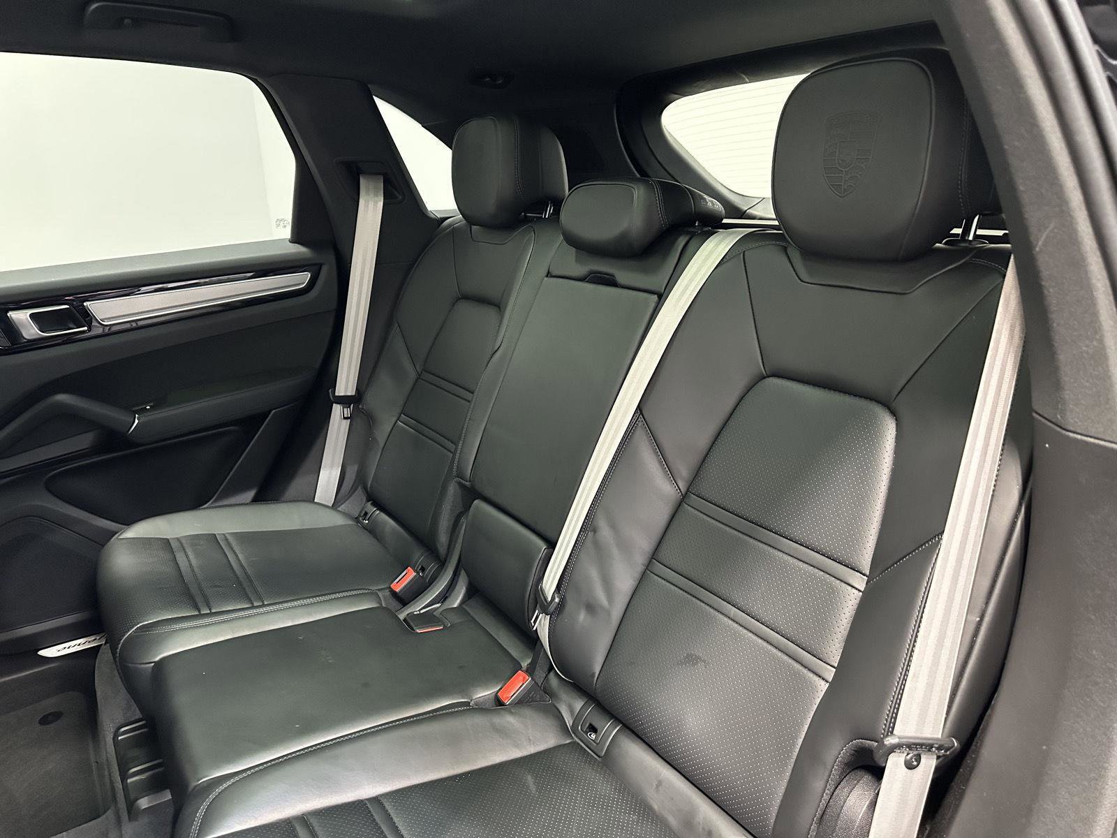 Used 2022 Porsche Cayenne Platinum Edition image 34