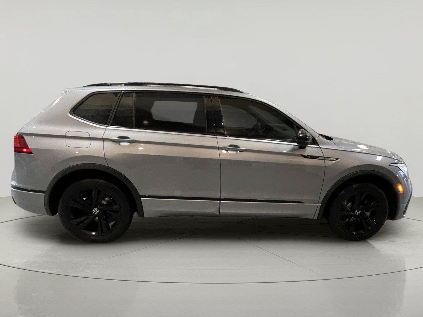 Used 2024 Volkswagen Tiguan SE R-Line AWD/4WD image 8