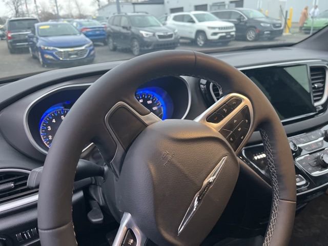 Used 2025 Chrysler Pacifica Select image 13