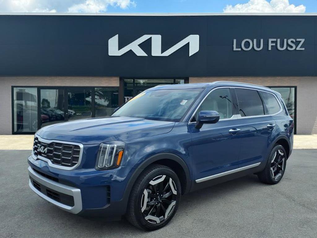 Used 2023 Kia Telluride S w/ S Sunroof Package