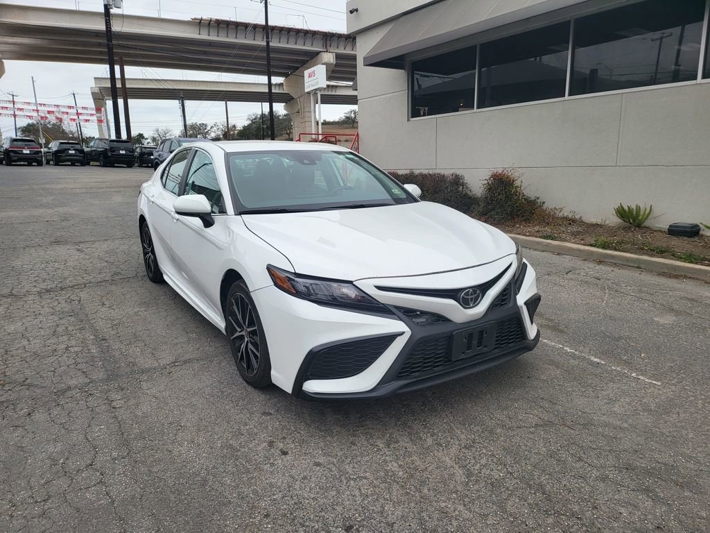 Used 2024 Toyota Camry SE image 3