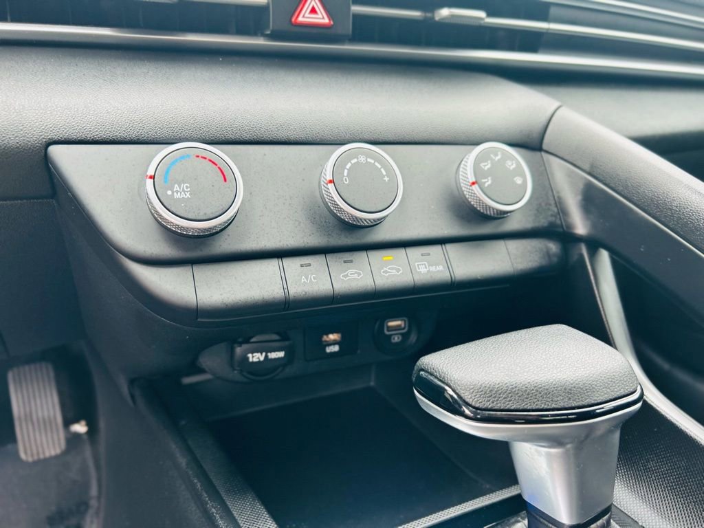 Used 2021 Hyundai Elantra SE image 32