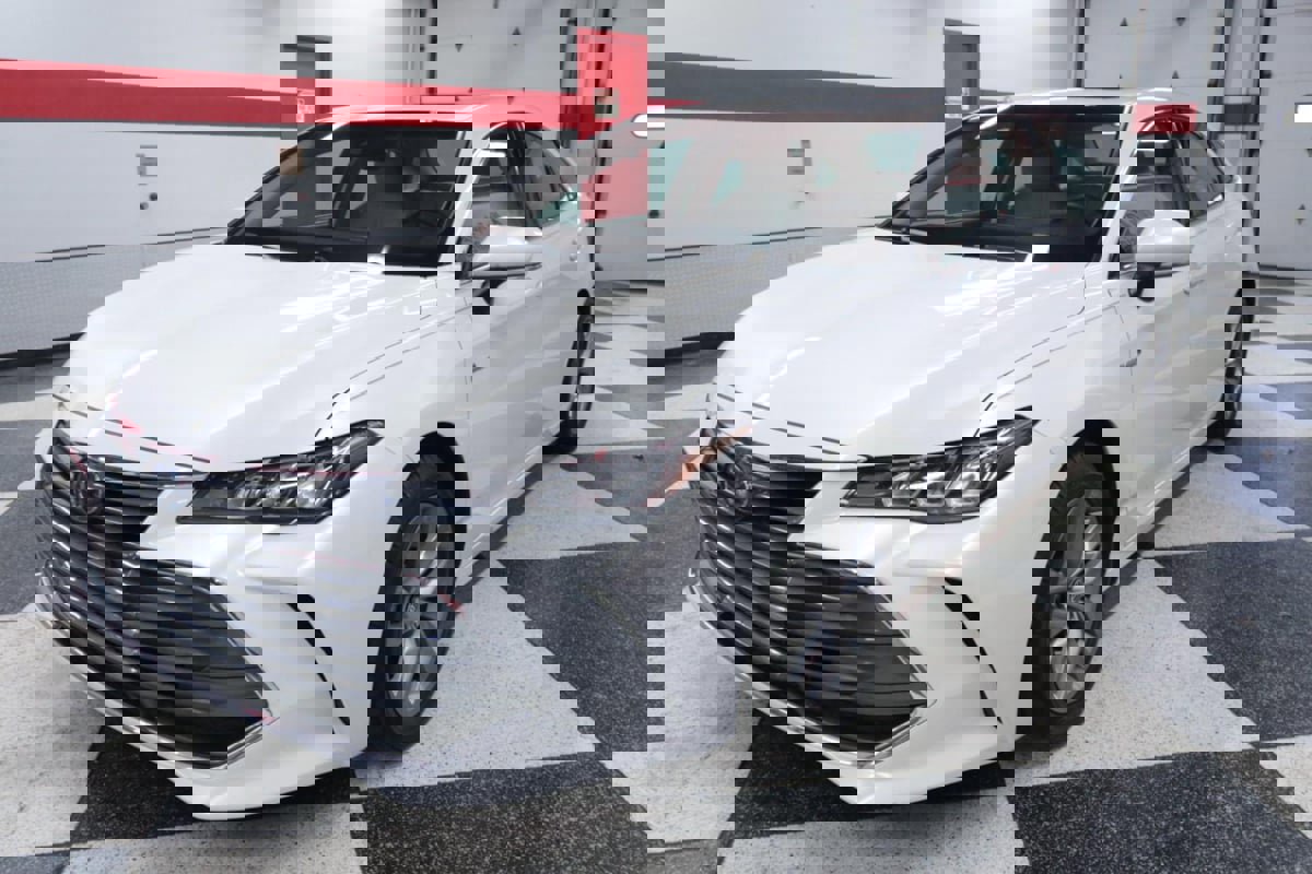 Used 2021 Toyota Avalon XLE w/ Moonroof Package image 5