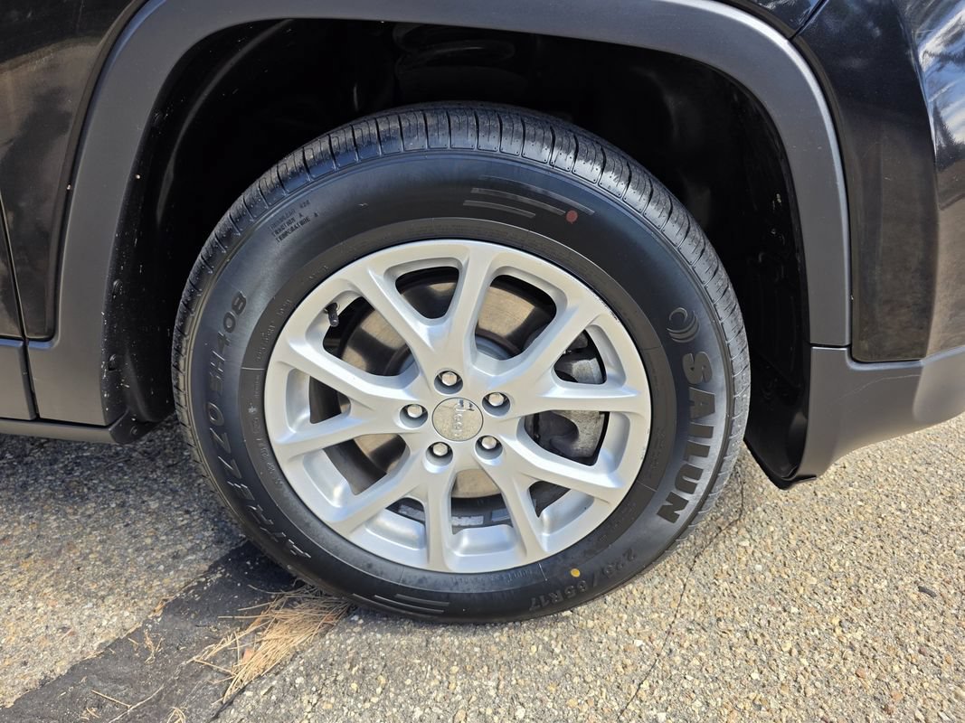 Used 2014 Jeep Cherokee Latitude w/ Cold Weather Group AWD/4WD image 40