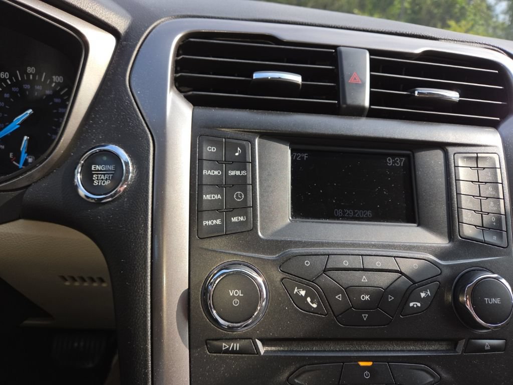 Used 2017 Ford Fusion SE FWD image 10