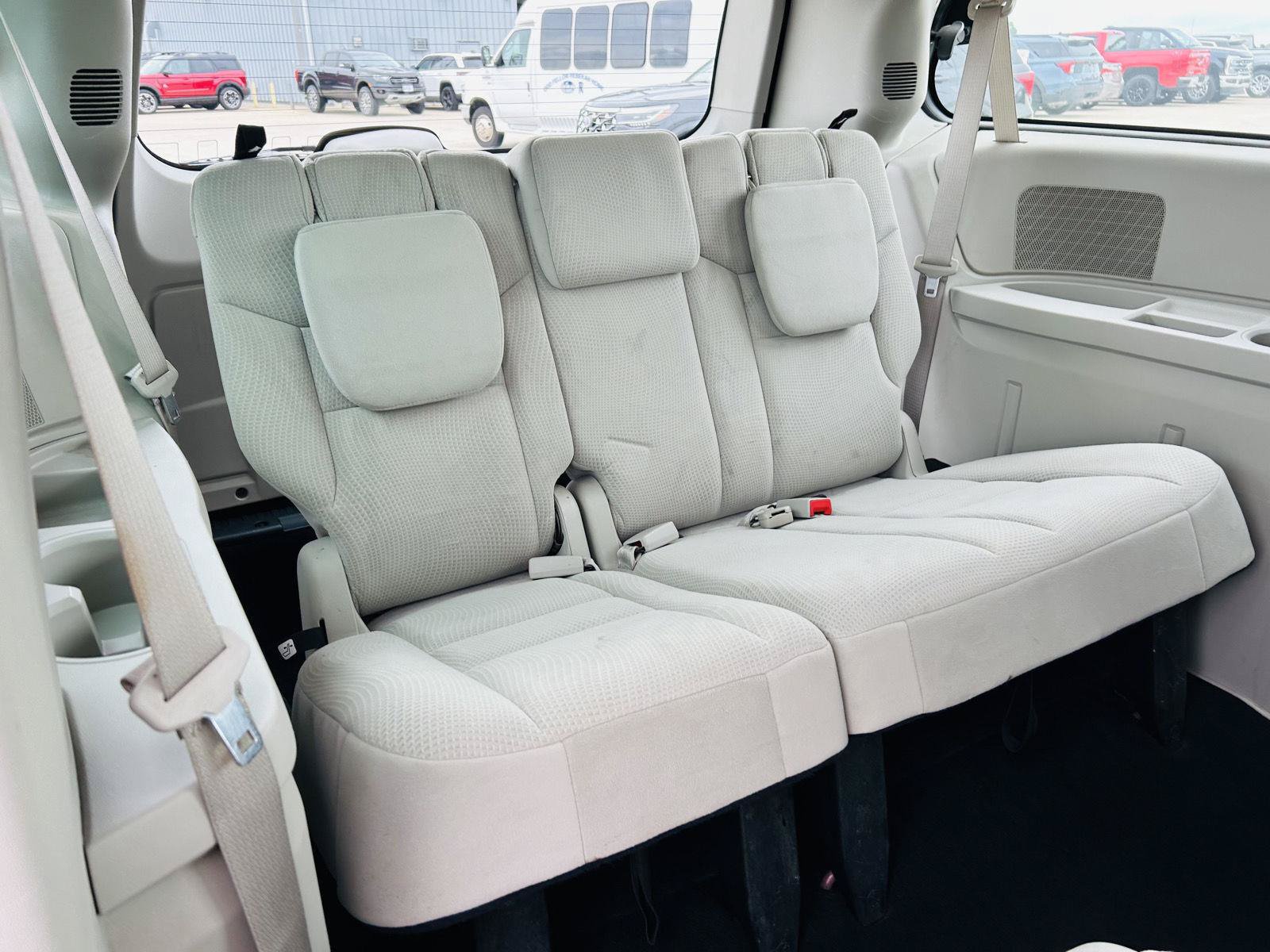 Used 2016 Dodge Grand Caravan American Value Package w/ UConnect Hands-Free Group FWD image 22