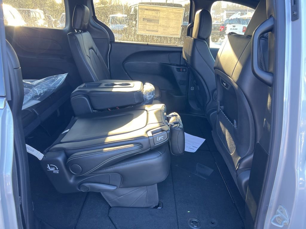 New 2026 Chrysler Pacifica Select FWD image 12