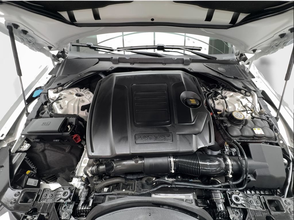 Used 2024 Jaguar XF R-Dynamic SE RWD image 17