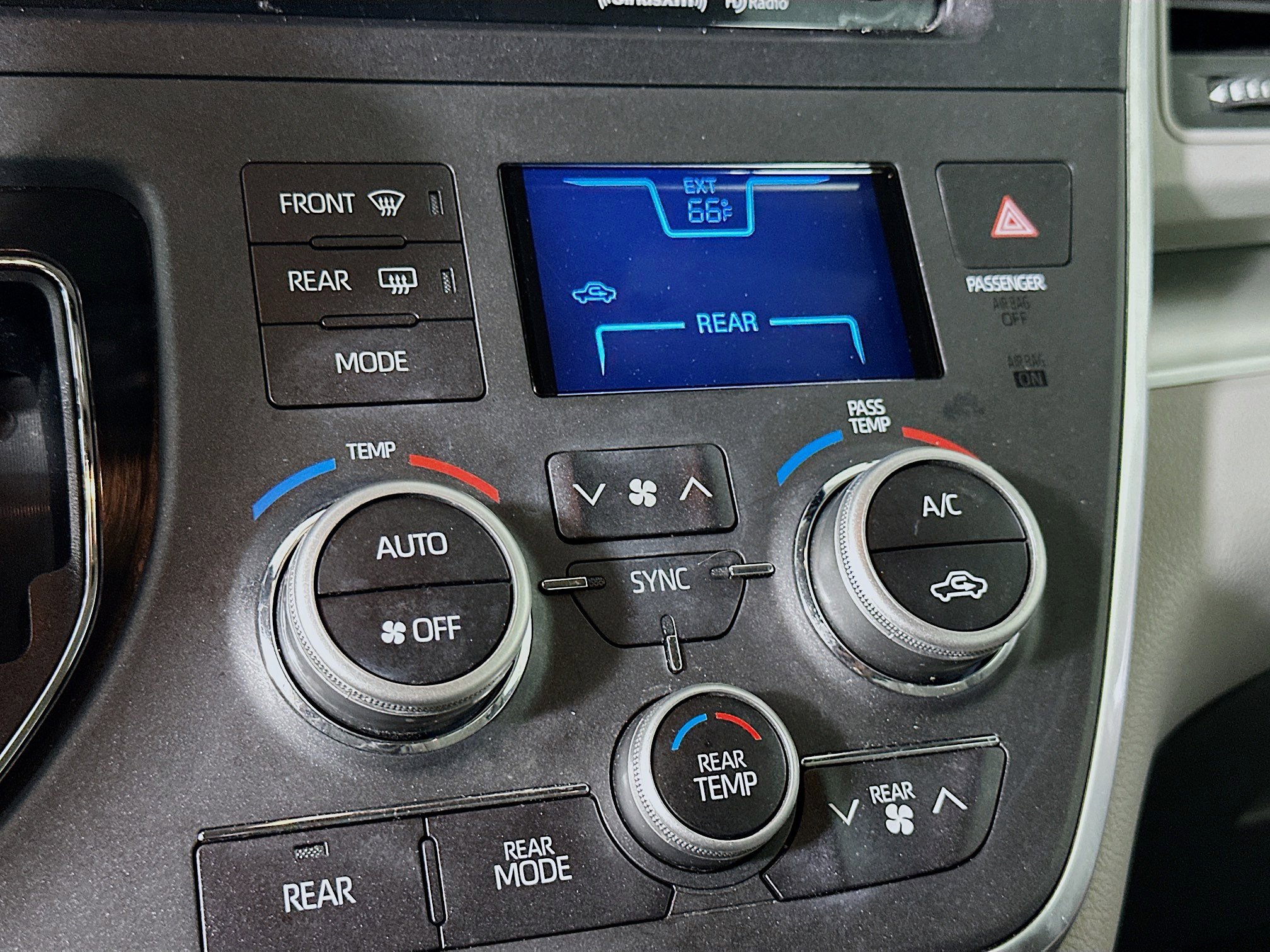 Used 2018 Toyota Sienna LE FWD image 23
