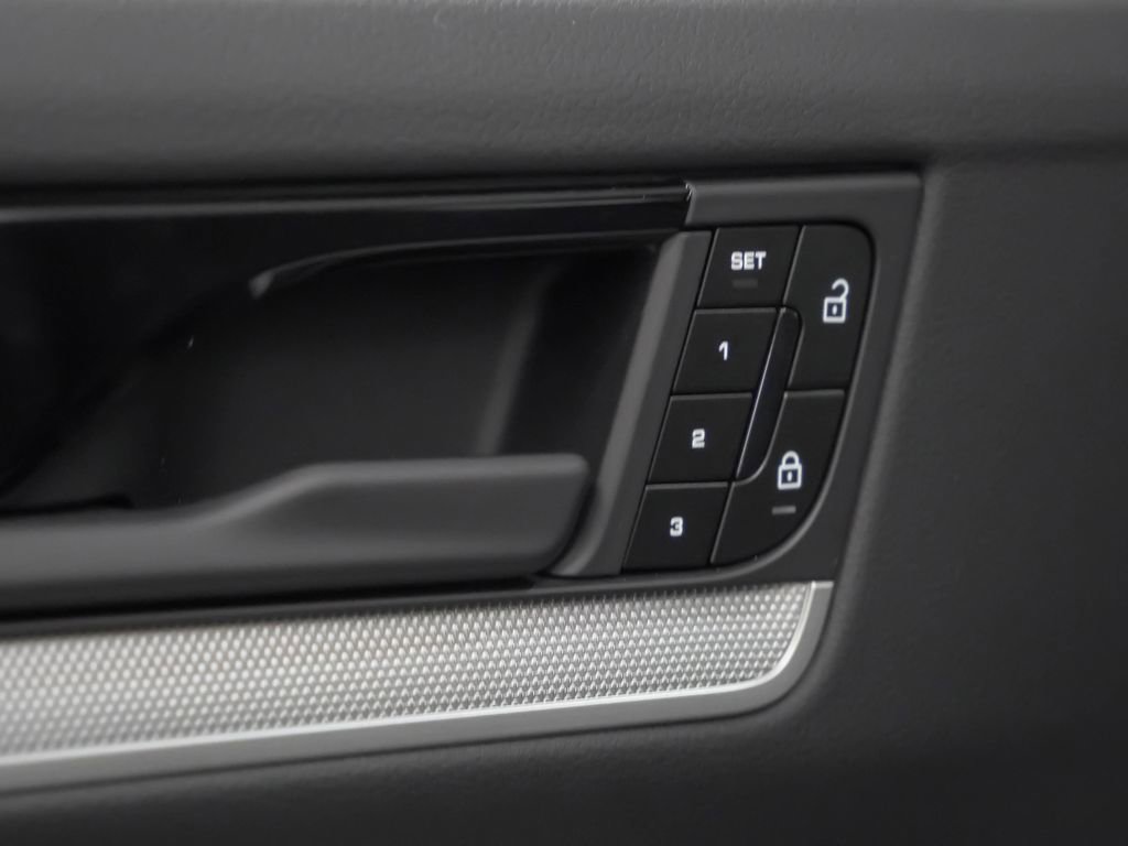 Certified 2025 Porsche Cayenne Coupe image 22