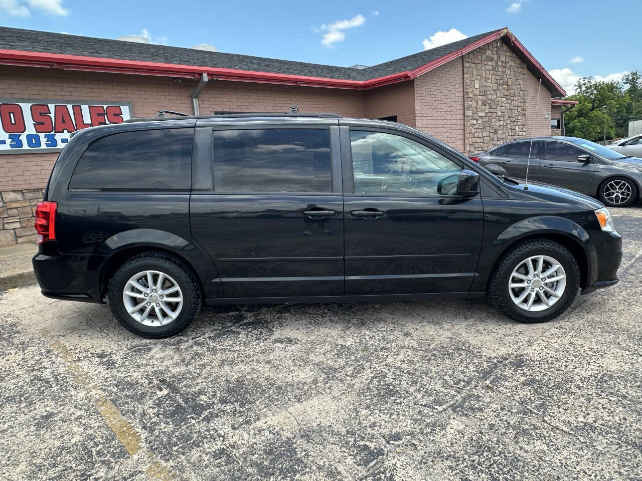 Used 2016 Dodge Grand Caravan SXT w/ Rear Park Assist Package FWD image 10