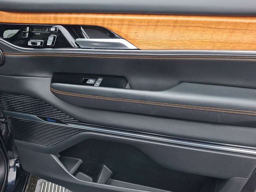 Used 2024 Jeep Grand Wagoneer L Series III image 10