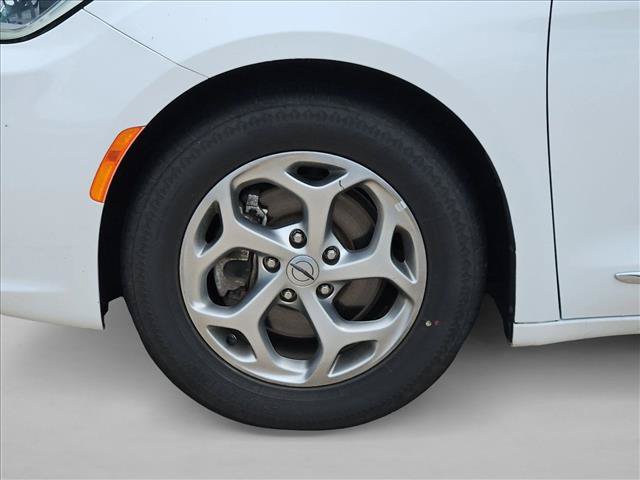 Used 2023 Chrysler Pacifica Limited FWD image 13