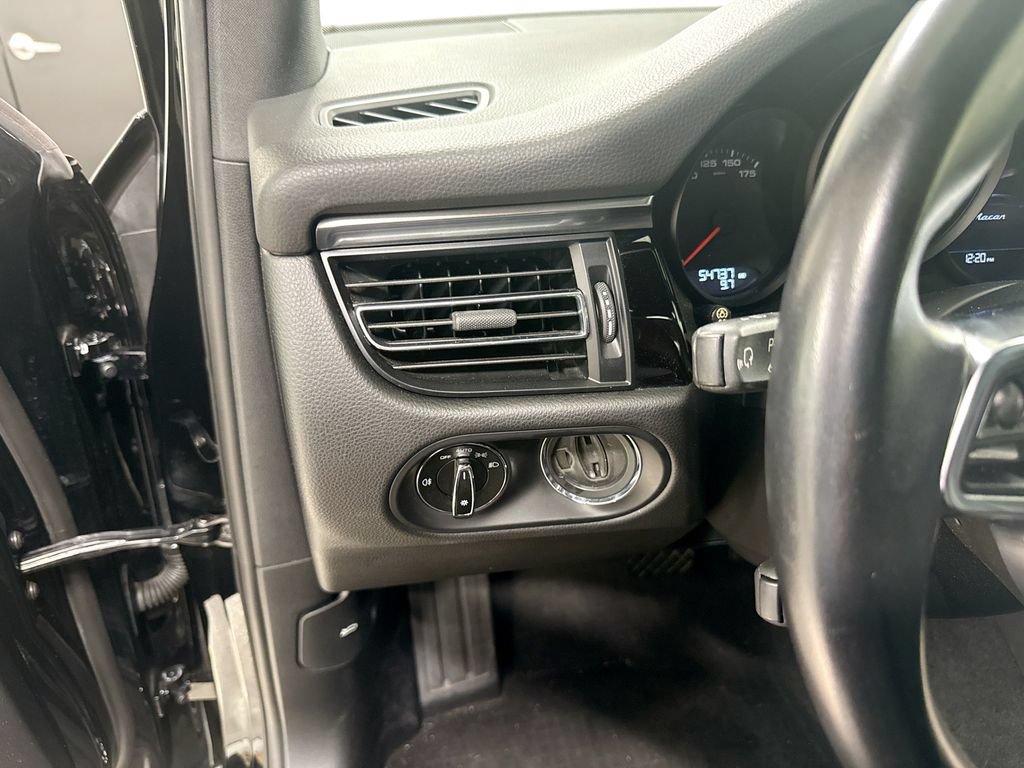 Certified 2020 Porsche Macan AWD/4WD image 11