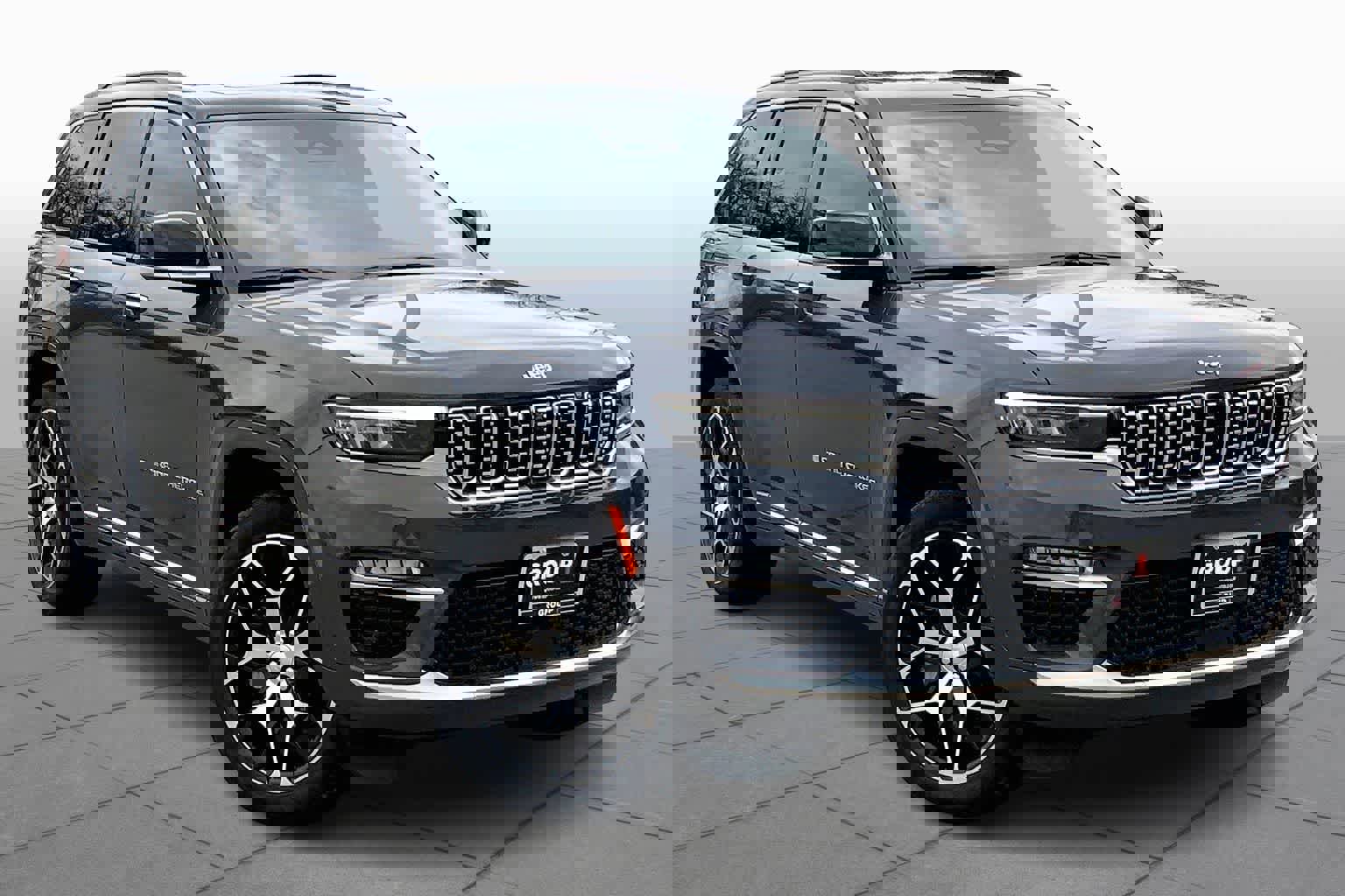 Used 2025 Jeep Grand Cherokee Summit image 3