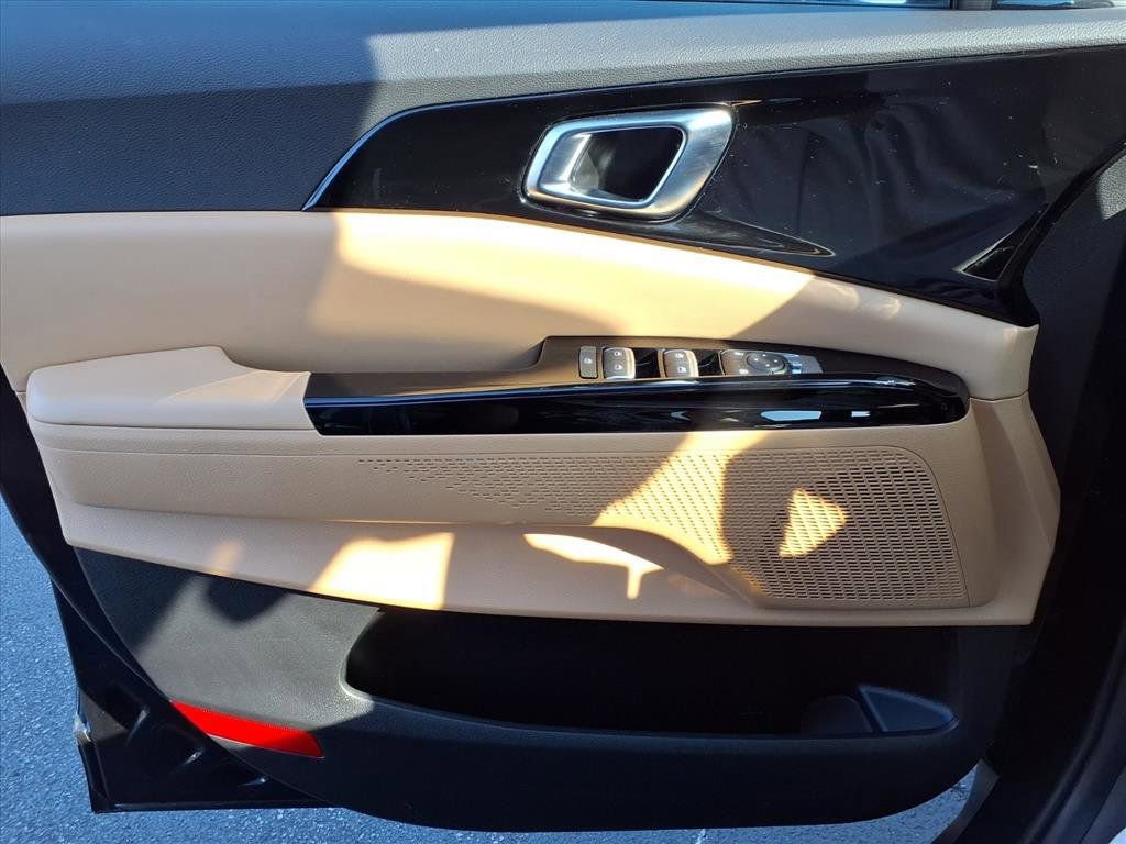 Used 2024 Kia Carnival EX image 18