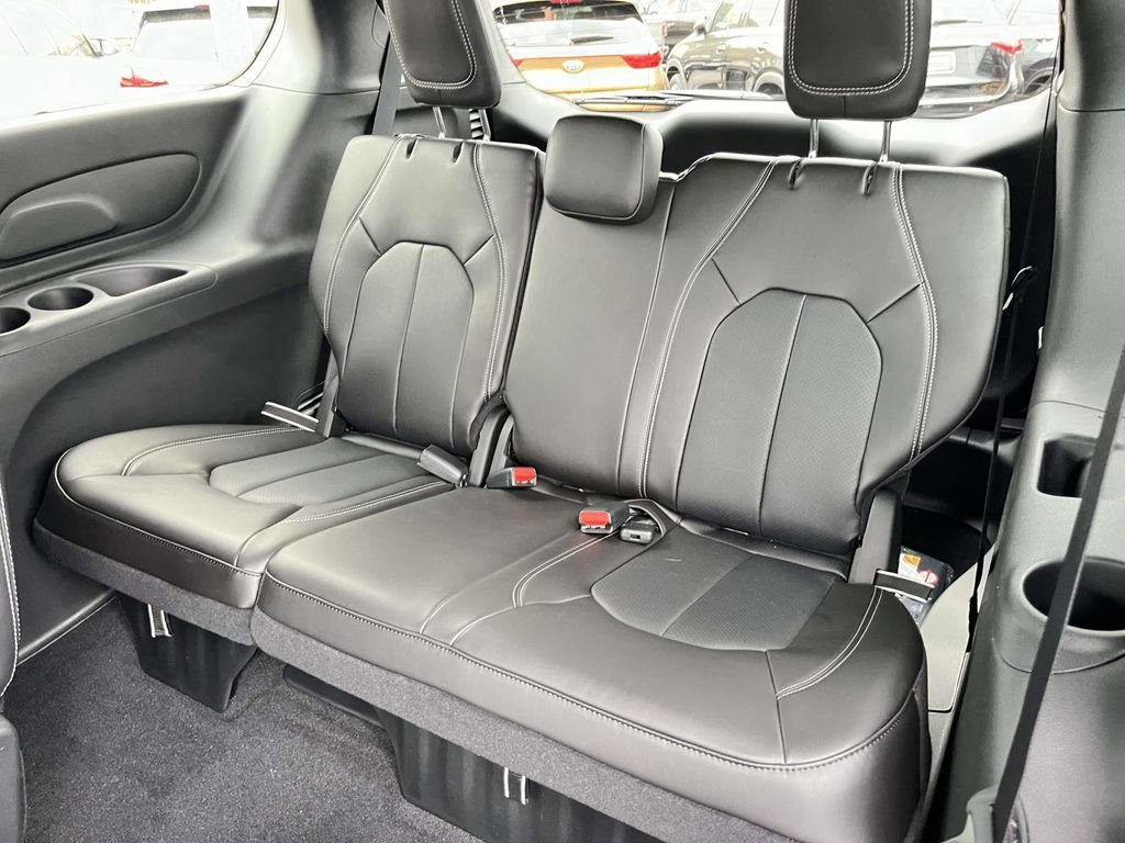 New 2026 Chrysler Pacifica Select FWD image 23