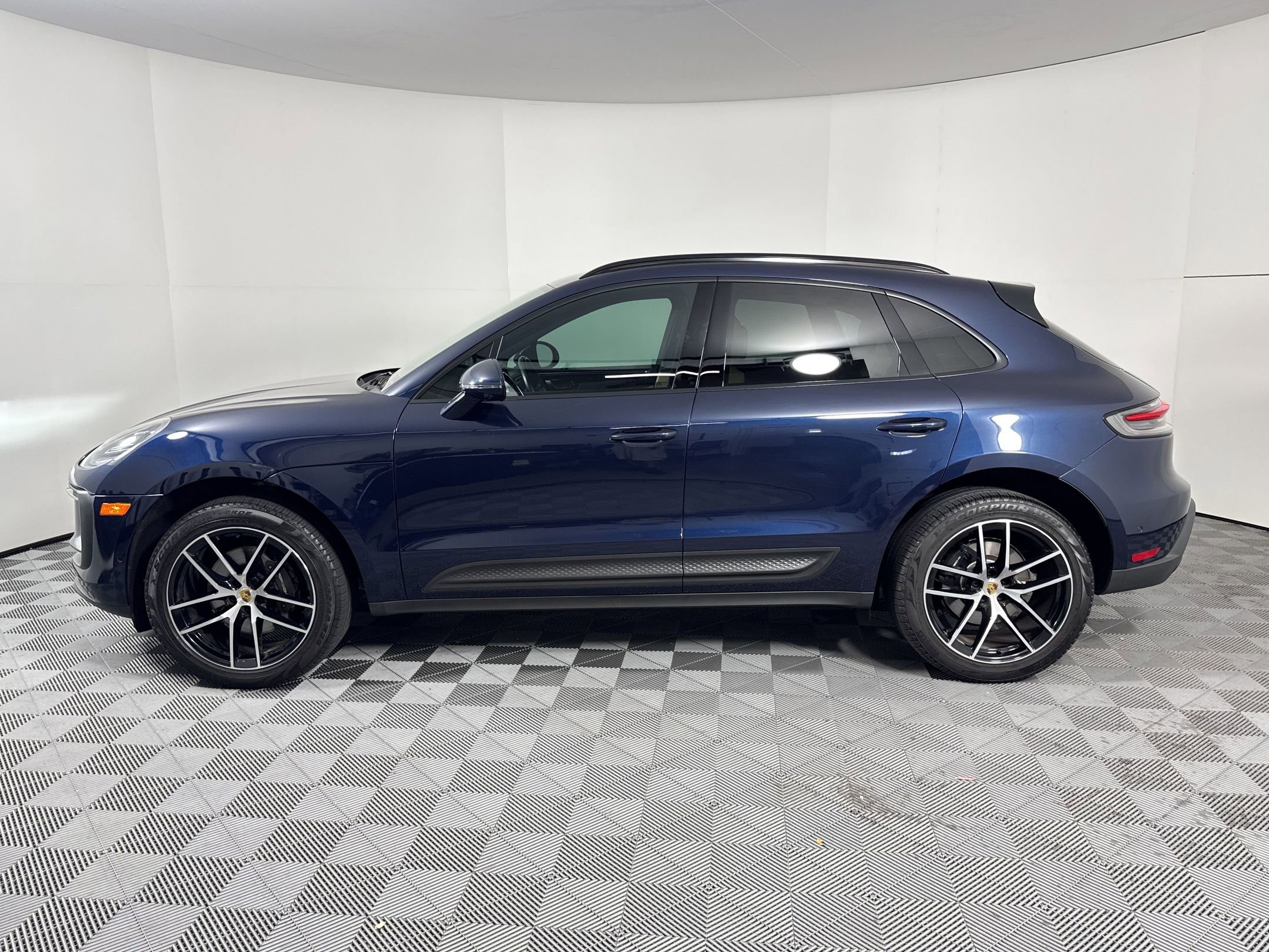 Certified 2022 Porsche Macan AWD/4WD image 2