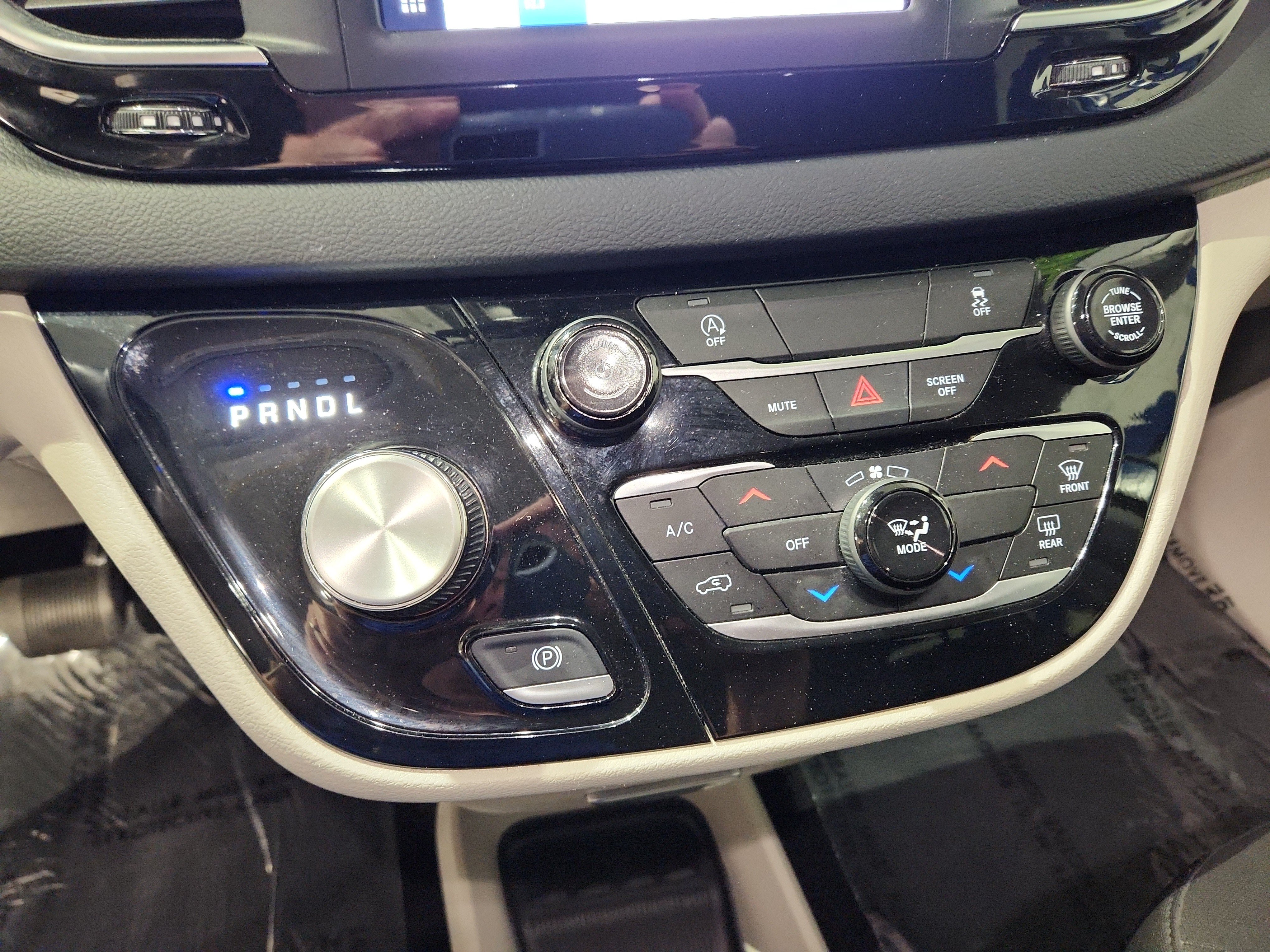 Used 2023 Chrysler Voyager LX FWD image 8