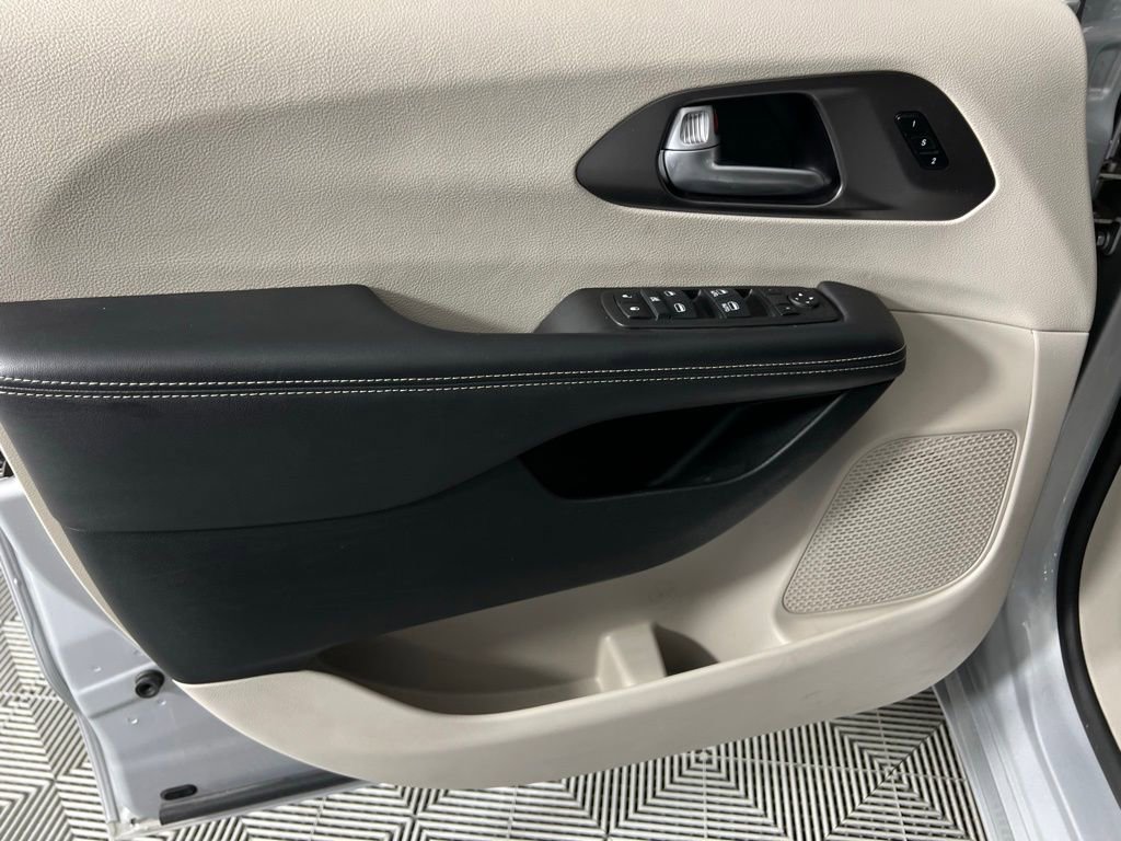 Used 2024 Chrysler Pacifica Touring-L image 23
