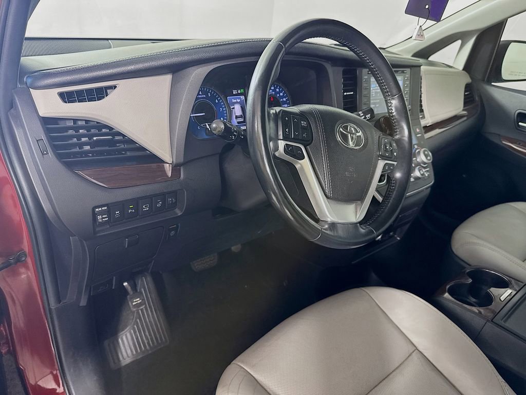 Used 2018 Toyota Sienna Limited Premium w/ Carpet Mat Package image 9