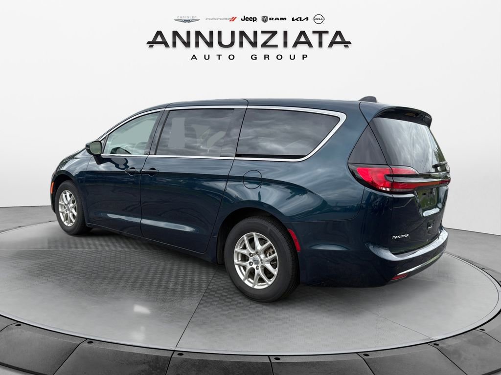 Certified 2023 Chrysler Pacifica Touring-L image 3