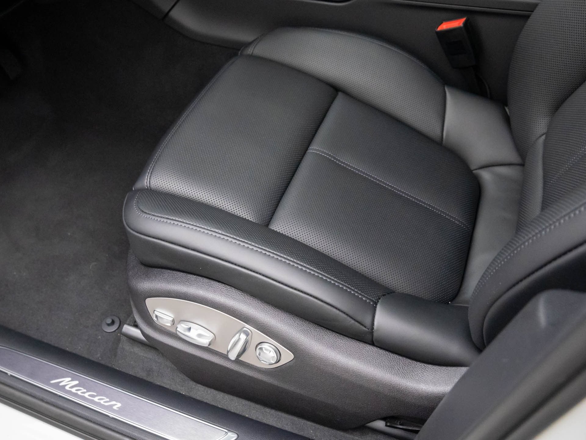 Certified 2026 Porsche Macan AWD/4WD image 15