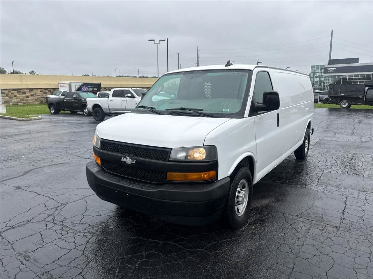 Used 2020 Chevrolet Express 3500 Extended w/ Driver Convenience Package RWD image 4