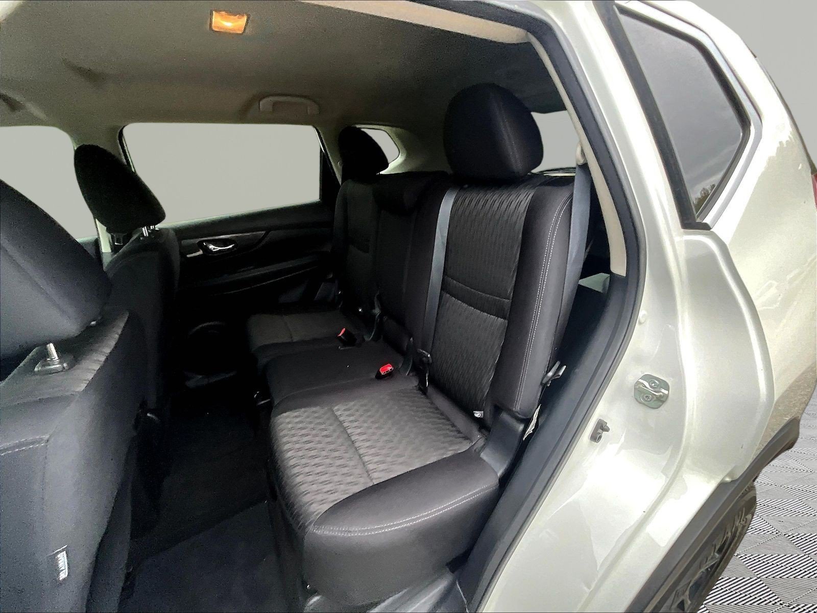 Used 2019 Nissan Rogue SV w/ Premium Package FWD image 22