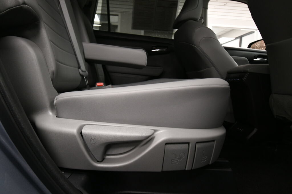 Used 2023 Toyota Highlander XLE AWD/4WD image 28