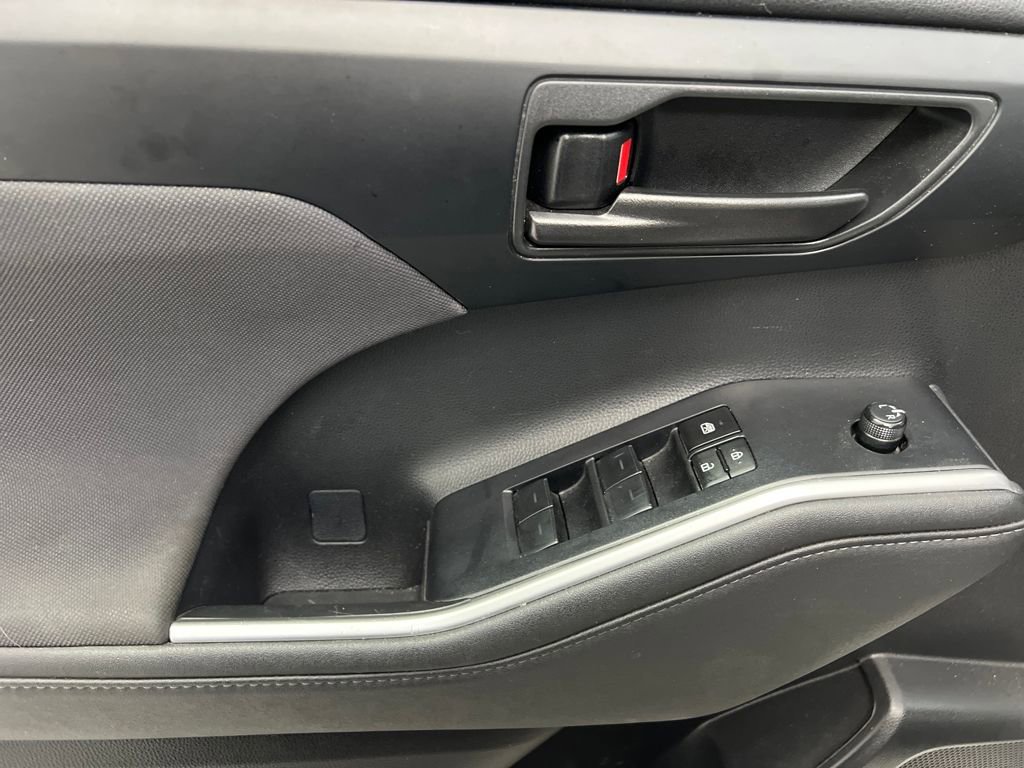 Used 2023 Toyota Highlander LE image 12