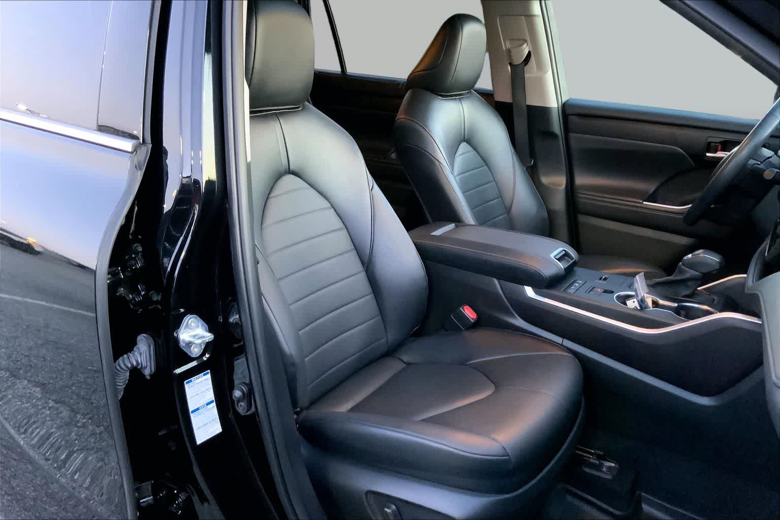 Used 2022 Toyota Highlander XLE AWD/4WD image 9