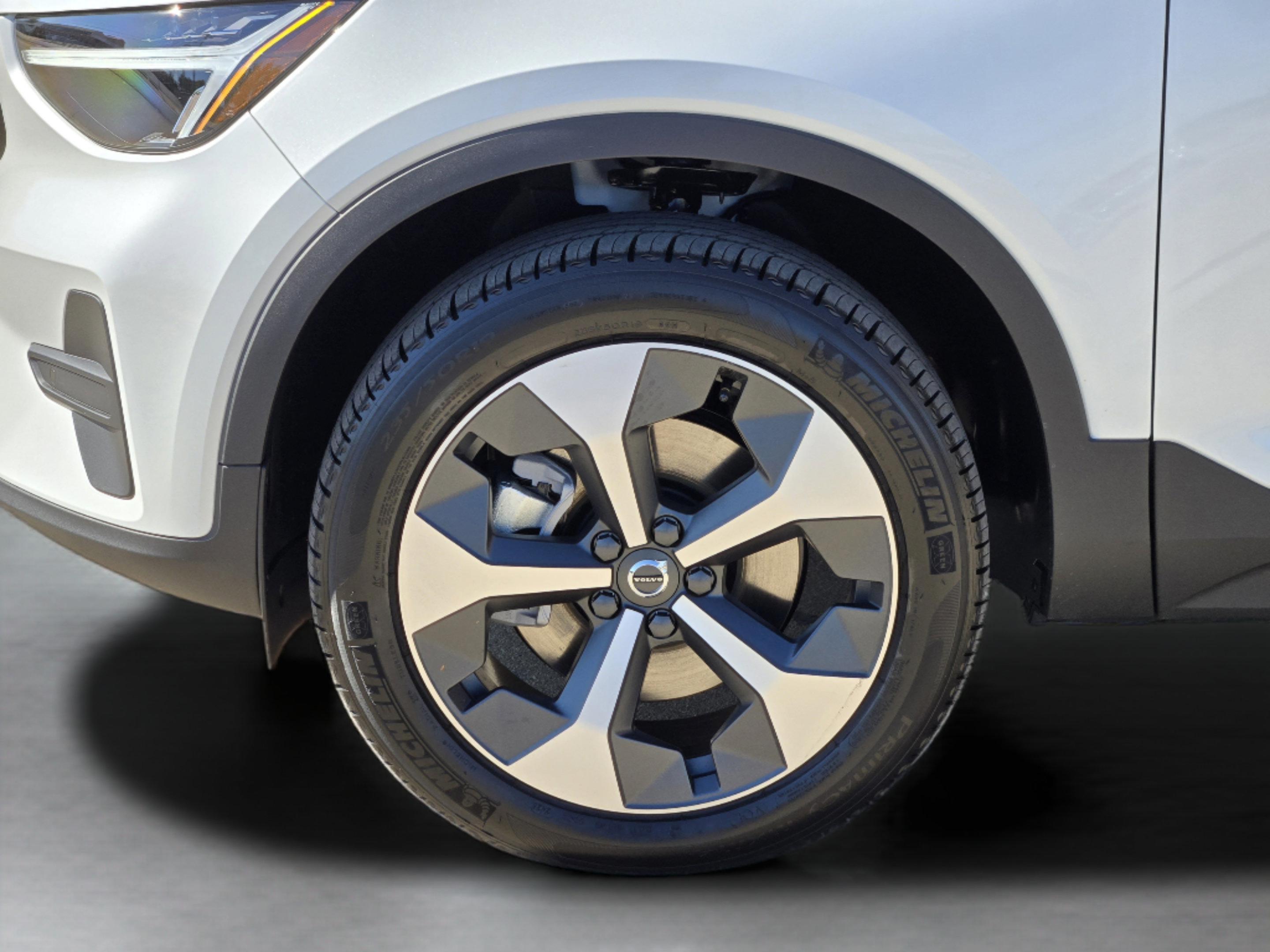 New 2026 Volvo XC40 B4 Core w/ Climate Package FWD image 31