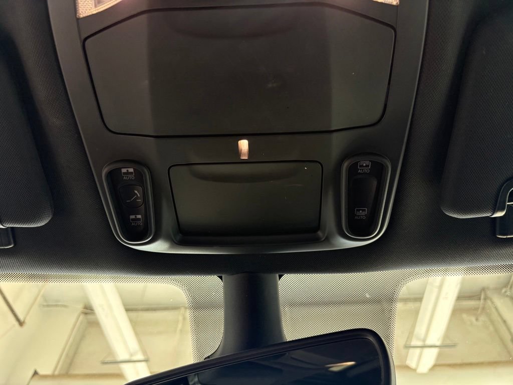 Used 2025 Chrysler Pacifica Limited FWD image 15