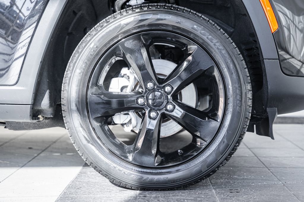 Certified 2023 Jeep Grand Cherokee Limited w/ Black Appearance Package image 18