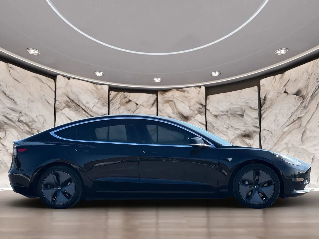 Used 2019 Tesla Model 3 Standard Range Plus image 4