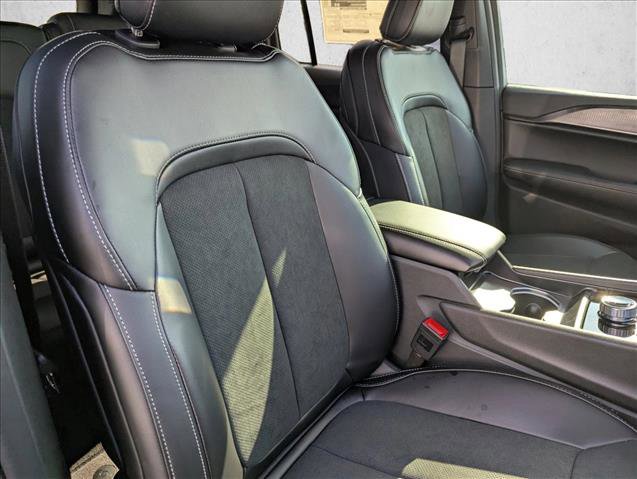 New 2025 Jeep Grand Cherokee Altitude image 30