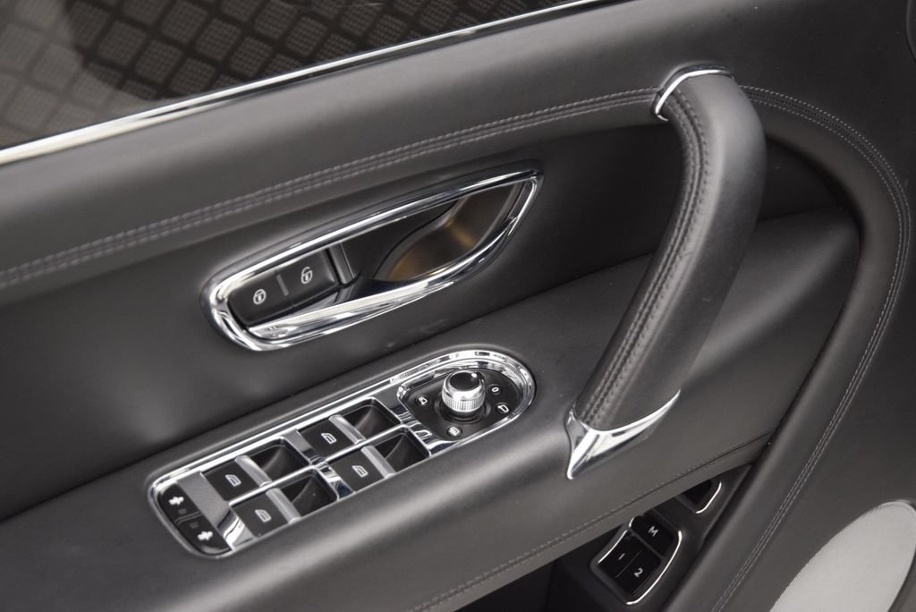 Used 2020 Bentley Bentayga Design Series AWD/4WD image 22