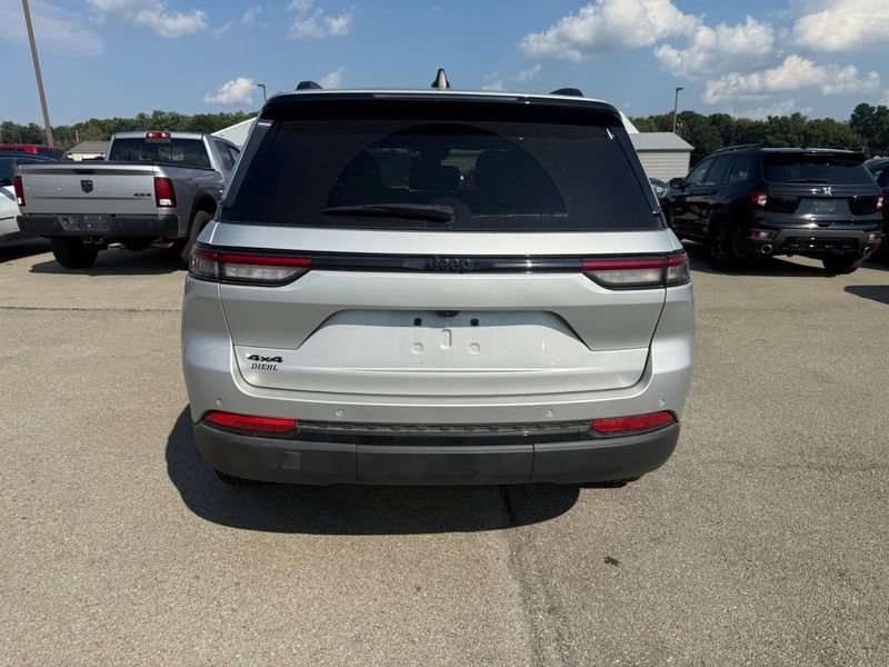 Used 2024 Jeep Grand Cherokee Altitude AWD/4WD image 17