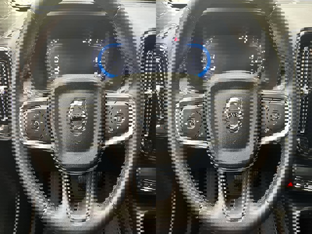 Used 2025 Volvo XC40 B5 Core image 15