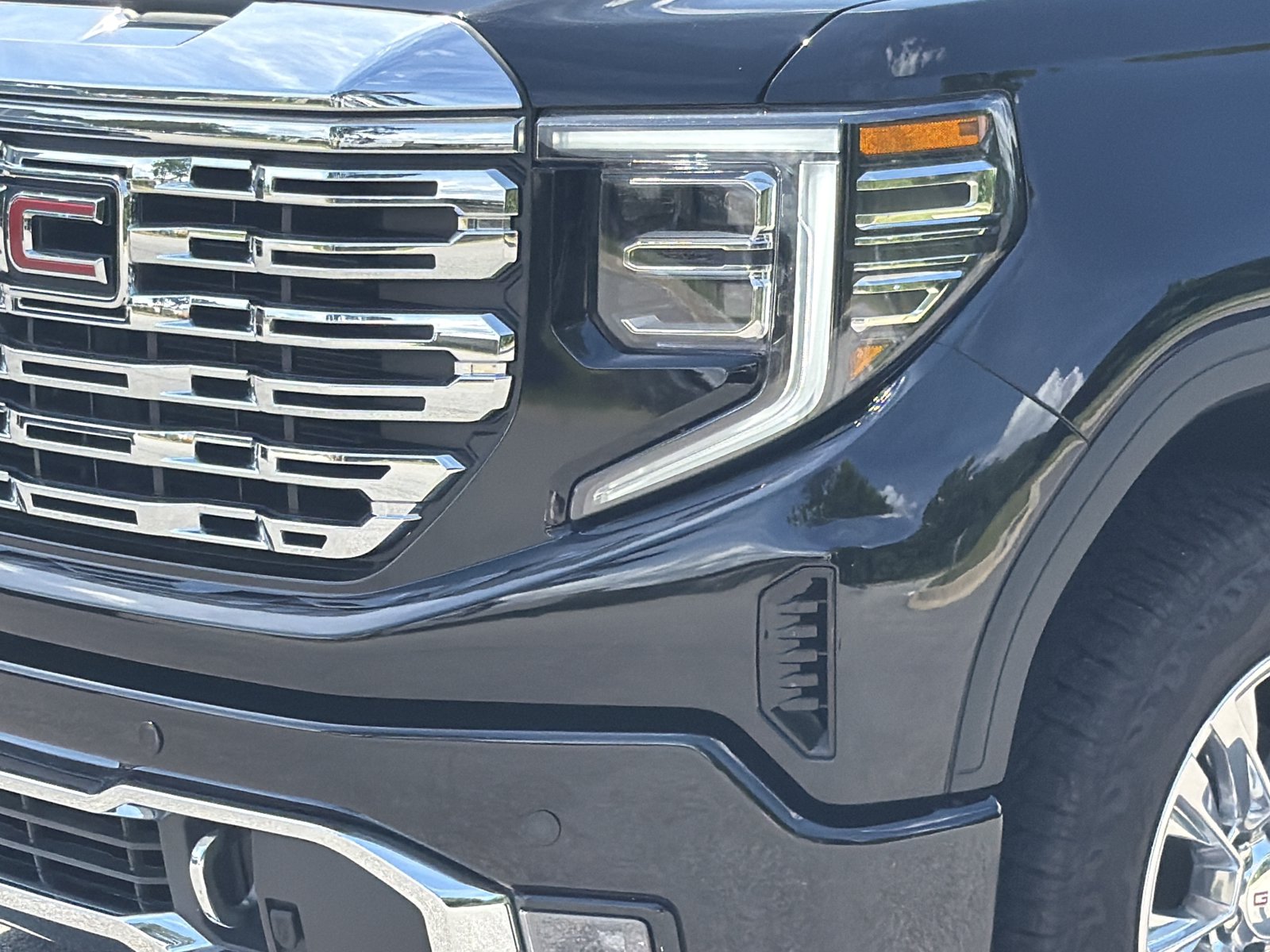 Used 2025 GMC Sierra 1500 Denali AWD/4WD image 8