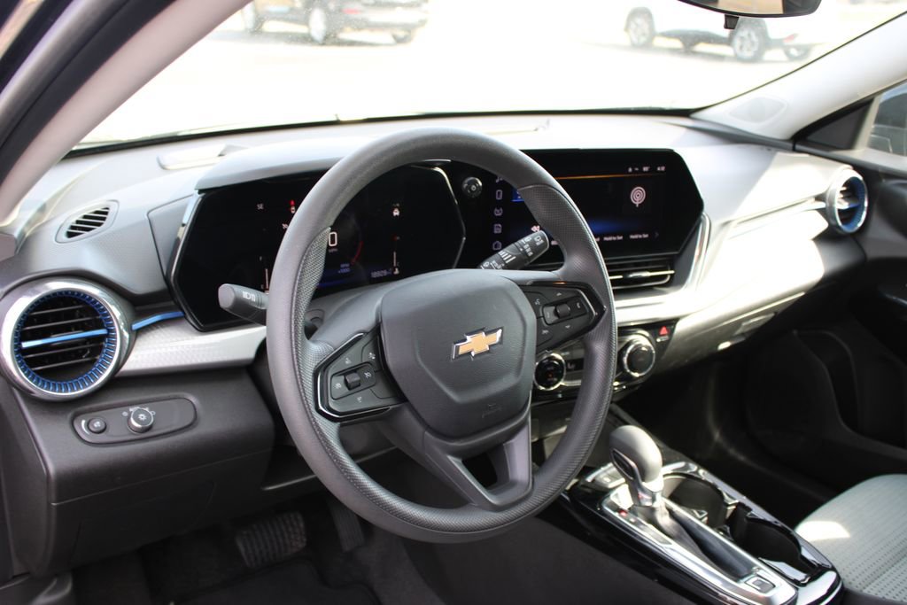Used 2025 Chevrolet Trax LT image 19